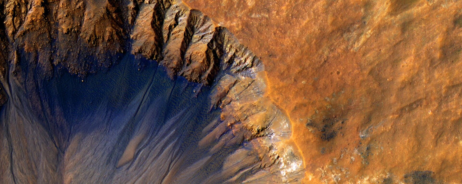 Uma cratera fresca na superfície de Marte capturada pela câmera HiRise da NASA a bordo do Mars Reconnaissance Orbiter - Sputnik Brasil, 1920, 07.02.2023