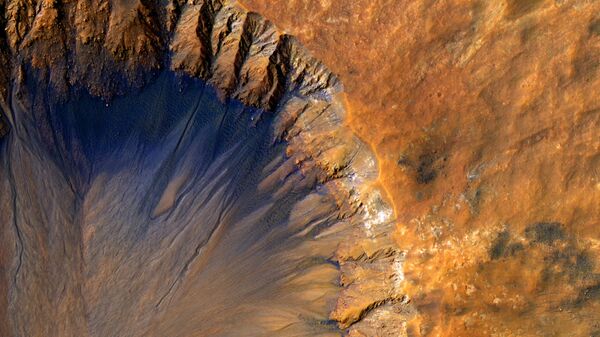 Uma cratera fresca na superfície de Marte capturada pela câmera HiRise da NASA a bordo do Mars Reconnaissance Orbiter - Sputnik Brasil