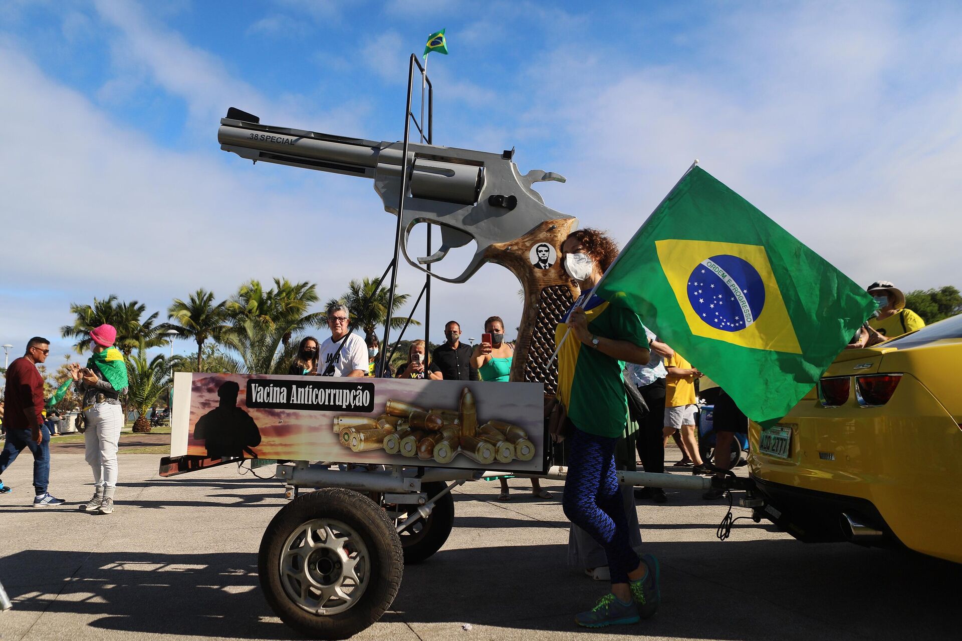 Apoiadores do presidente brasileiro, Jair Bolsonaro (PL), exibem arma gigante durante manifestação em Vitória, Espírito Santo, 1º de agosto de 2018 - Sputnik Brasil, 1920, 20.06.2022