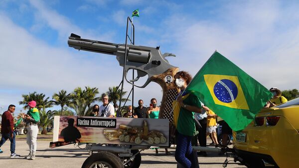 Apoiadores do presidente brasileiro, Jair Bolsonaro (PL), exibem arma gigante durante manifestação em Vitória, no Espírito Santo, em 1º de agosto de 2018 - Sputnik Brasil