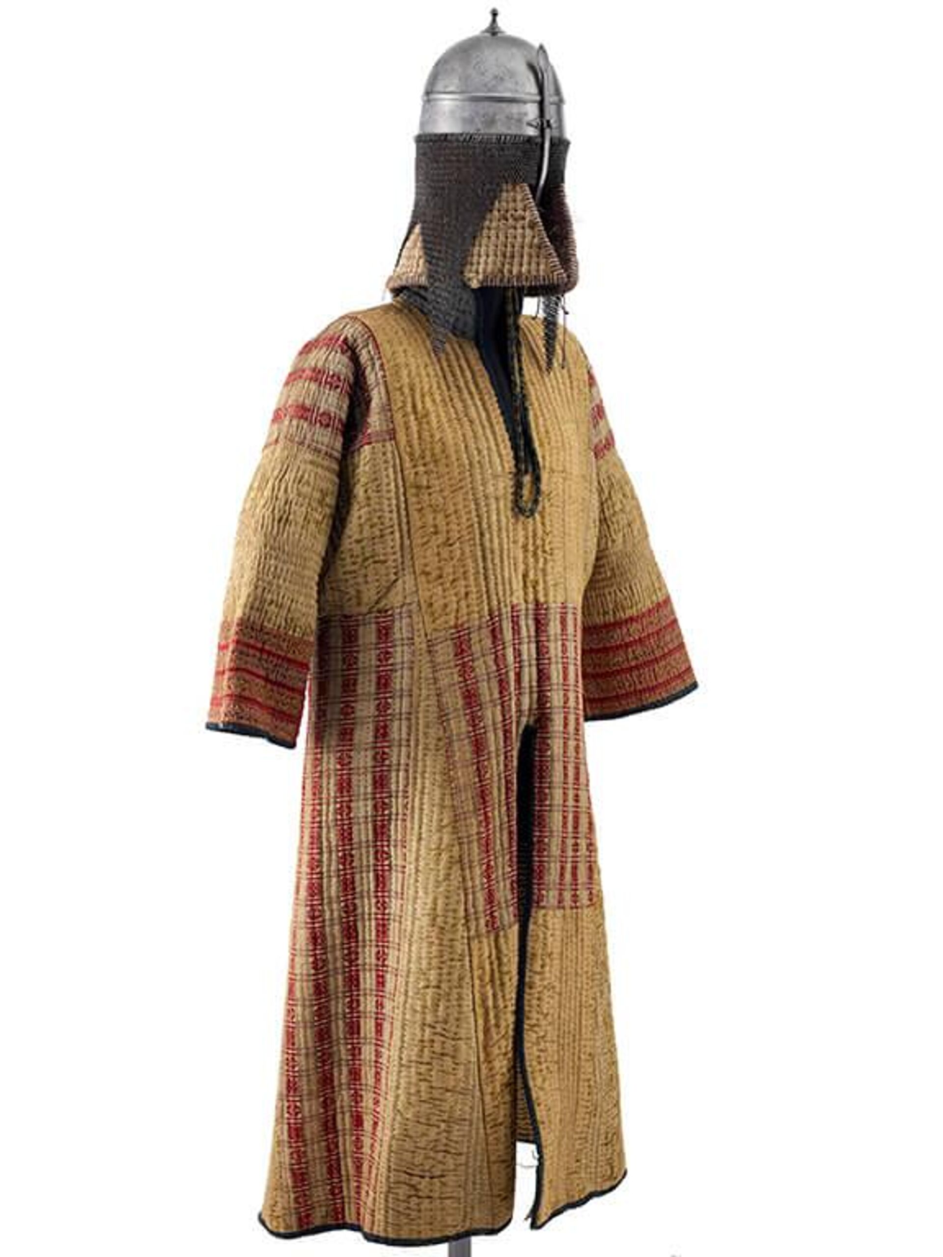 Um conjunto de armaduras sudanesas compreendendo um casaco acolchoado (jibbah) com saias divididas para montar e um capacete com uma cota de malha. Provavelmente chegou ao Sudão no final do século XIX. - Sputnik Brasil, 1920, 20.06.2022