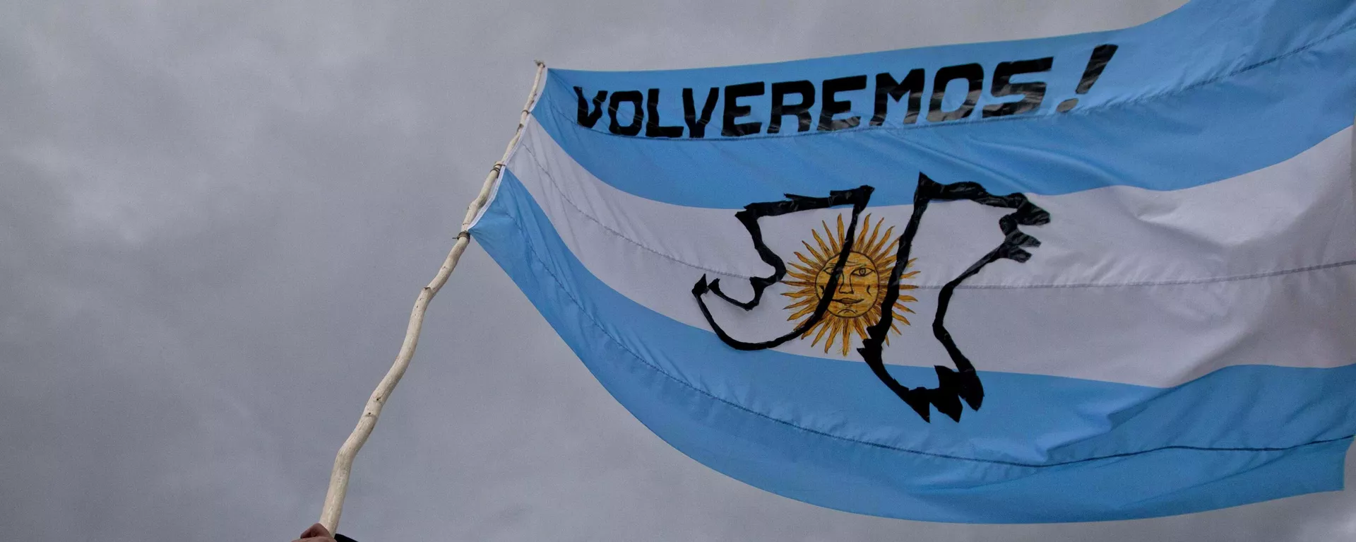 Homem segura bandeira da Argentina com mensagem dizendo Voltaremos!, durante aniversário do conflito nas Ilhas Malvinas entre Reino Unido e Argentina - Sputnik Brasil, 1920, 25.10.2022