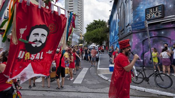 Foliões se divertem no bloco da Ursal na Barra Funda, em São Paulo, durante o pré-Carnaval . O bloco faz crítica e sátira política - Sputnik Brasil