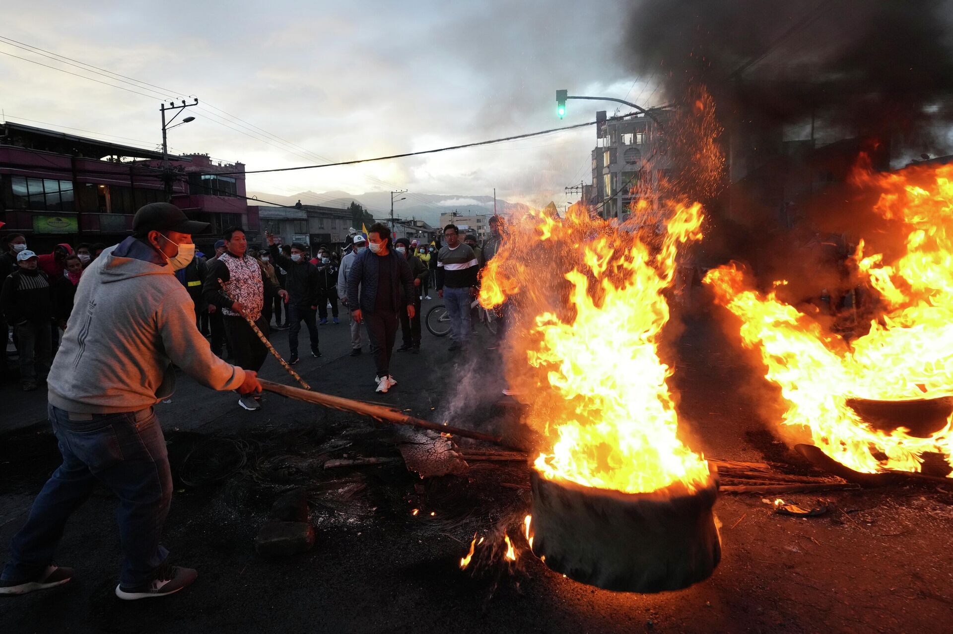 Manifestantes protestam contra o governo de Guillermo Lasso com uma barricada em chamas, em Quito, no Equador, em 20 de junho de 2022 - Sputnik Brasil, 1920, 24.06.2022