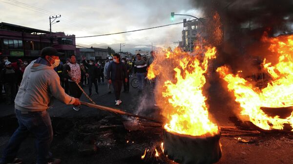 Manifestantes protestam contra o governo de Guillermo Lasso com uma barricada em chamas, em Quito, no Equador, em 20 de junho de 2022 - Sputnik Brasil
