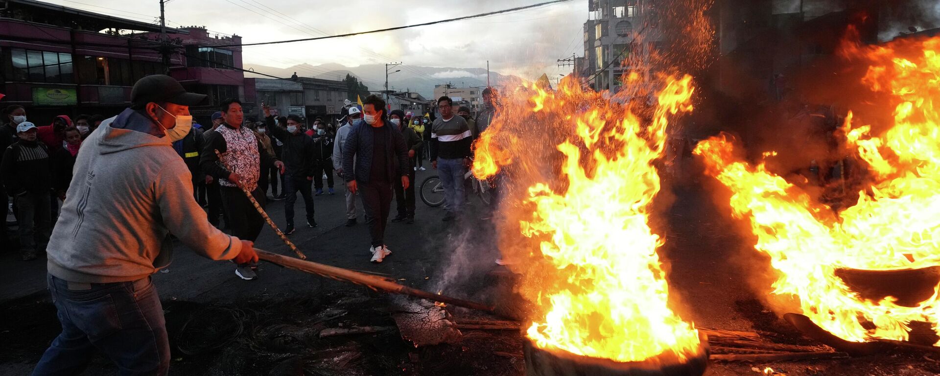 Manifestantes protestam contra o governo de Guillermo Lasso com uma barricada em chamas, em Quito, no Equador, em 20 de junho de 2022 - Sputnik Brasil, 1920, 14.08.2022