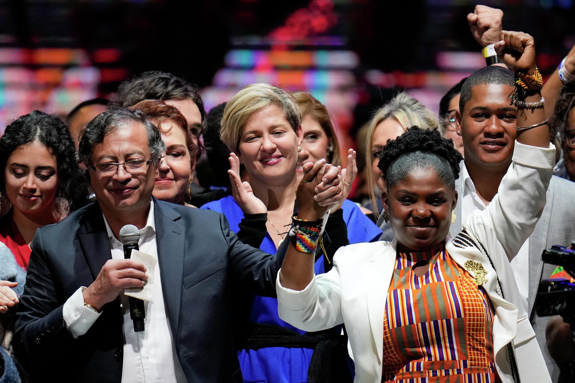 Presidente eleito da Colômbia, Gustavo Petro (à esquerda) comemora a vitória eleitoral ao lado de sua vice-presidente, Francia Márquez Mina (à direita), em Bogotá, 19 de junho de 2022 - Sputnik Brasil, 1920, 27.06.2022