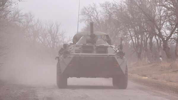 Blindado russo em Nikolaev, na região de Donetsk - Sputnik Brasil
