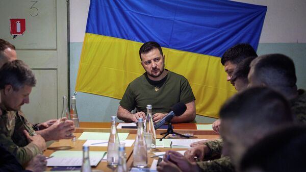 O presidente ucraniano, Vladimir Zelensky, participa de uma reunião com comandantes militares durante visita à região de Nikolaev (foto de arquivo) - Sputnik Brasil