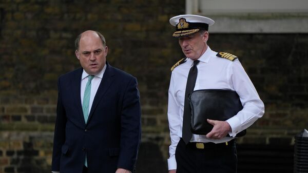 O secretário de Defesa do Reino Unido, Ben Wallace (à esquerda), caminha ao lado do chefe do Estado-Maior de Defesa britânico, almirante Sir Anthony Radakin, em Londres, 13 de junho de 2022 - Sputnik Brasil