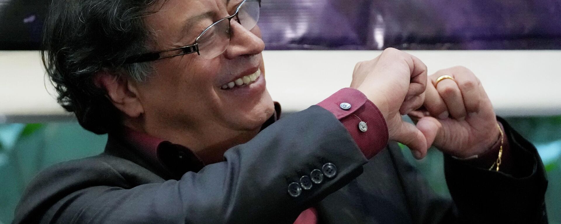 O candidato presidencial Gustavo Petro, da coalizão Pacto Histórico, gesticula durante uma reunião em Bogotá, Colômbia, quarta-feira, 8 de junho de 2022 - Sputnik Brasil, 1920, 22.06.2022