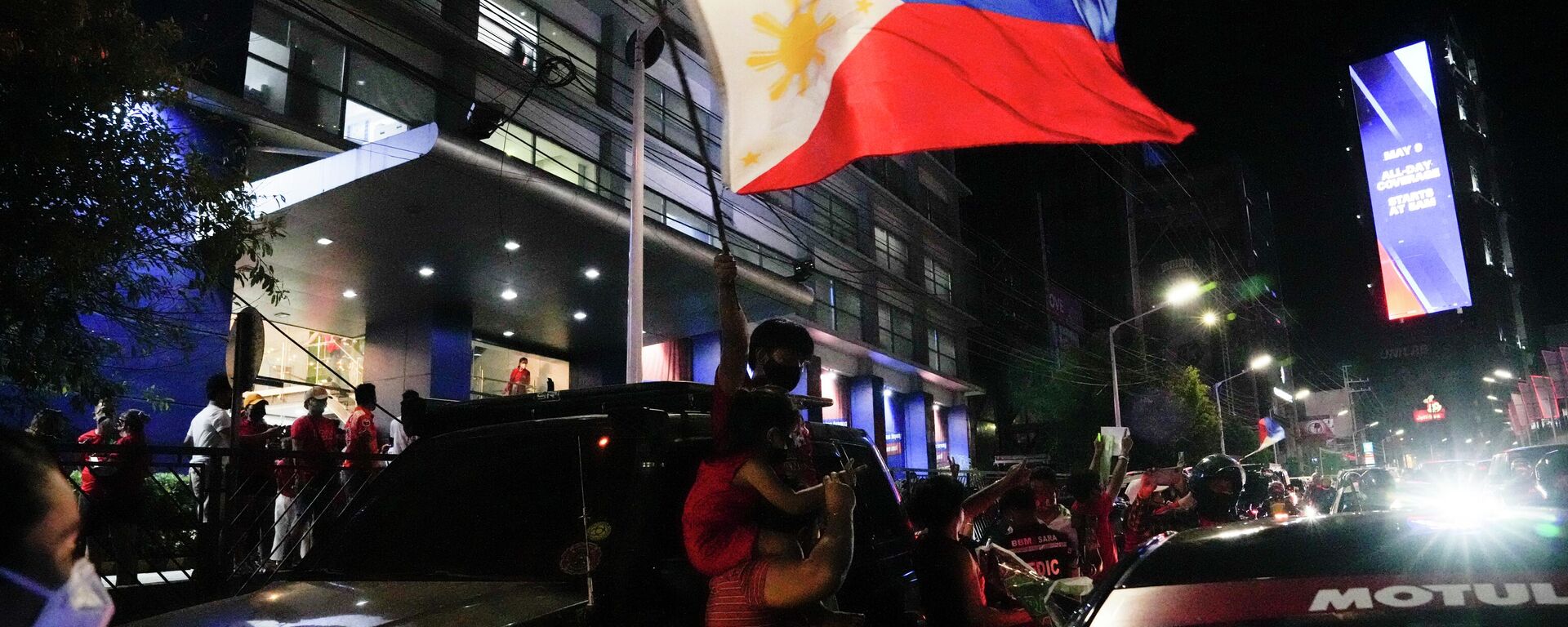 Manifestante carrega bandeira das Filipinas em 9 de maio de 2022 - Sputnik Brasil, 1920, 23.06.2022