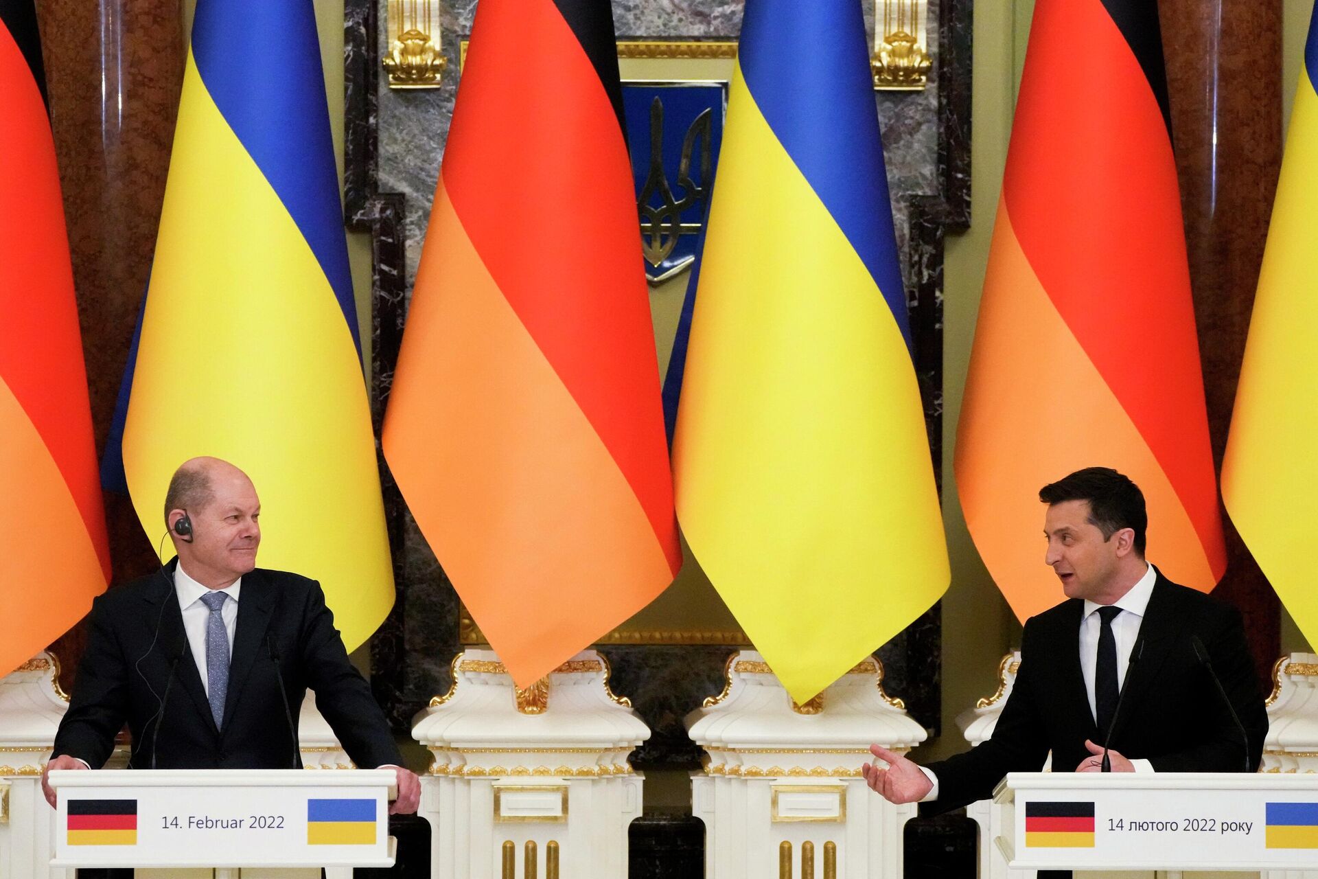 Presidente ucraniano Vladimir Zelensky (à direita) e chanceler alemão Olaf Scholz participam de coletiva de imprensa conjunta depois das negociações no Palácio Mariinsky, Kiev, 14 de fevereiro de 2022 - Sputnik Brasil, 1920, 13.07.2022