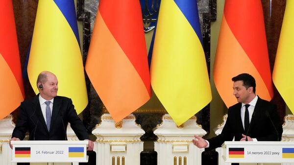 Presidente ucraniano Vladimir Zelensky (à direita) e chanceler alemão Olaf Scholz participam de coletiva de imprensa conjunta depois das negociações no Palácio Mariinsky, Kiev, 14 de fevereiro de 2022 - Sputnik Brasil