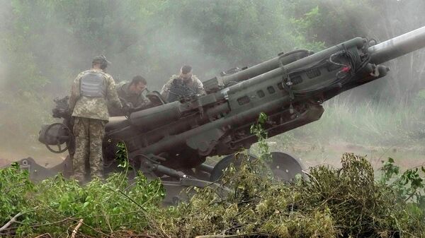 Militares ucranianos operam obuseiro M777, de 155 mm, fornecido pelos EUA - Sputnik Brasil