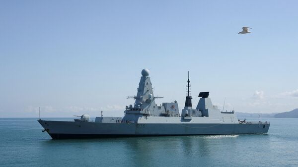 O destroier da Marinha Real Britânica HMS Defender chega ao porto de Batumi, no mar Negro, 26 de junho de 2021 - Sputnik Brasil