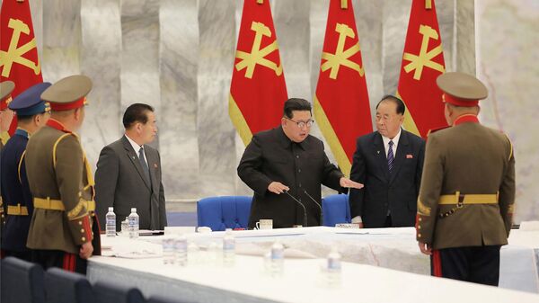 Kim Jong-un participando do segundo dia da Terceira Reunião Alargada da Oitava Comissão Militar Central do Partido dos Trabalhadores da Coreia, 22 de junho de 2022  - Sputnik Brasil