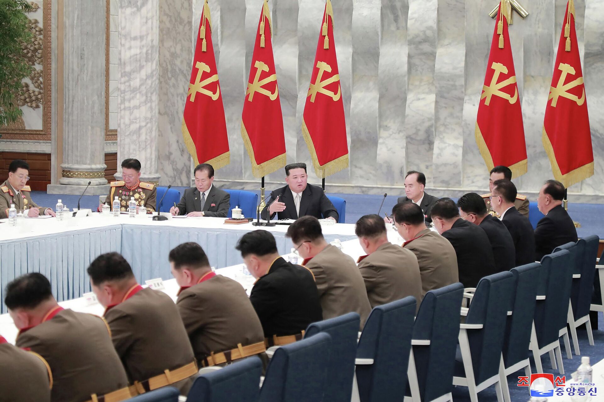 Kim Jong-un participando do segundo dia da Terceira Reunião Alargada da Oitava Comissão Militar Central do Partido dos Trabalhadores da Coreia, 22 de junho de 2022 - Sputnik Brasil, 1920, 23.06.2022