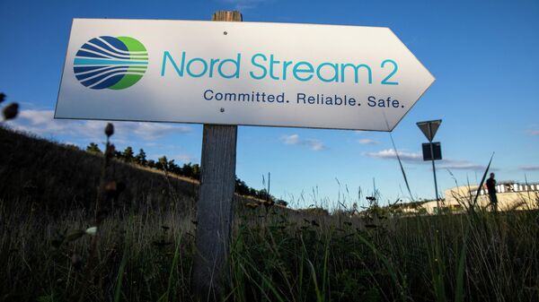 Uma placa de trânsito direciona o tráfego para a entrada da instalação de desembarque da linha de gás Nord Stream 2 em Lubmin, nordeste da Alemanha, em 7 de setembro de 2020 - Sputnik Brasil