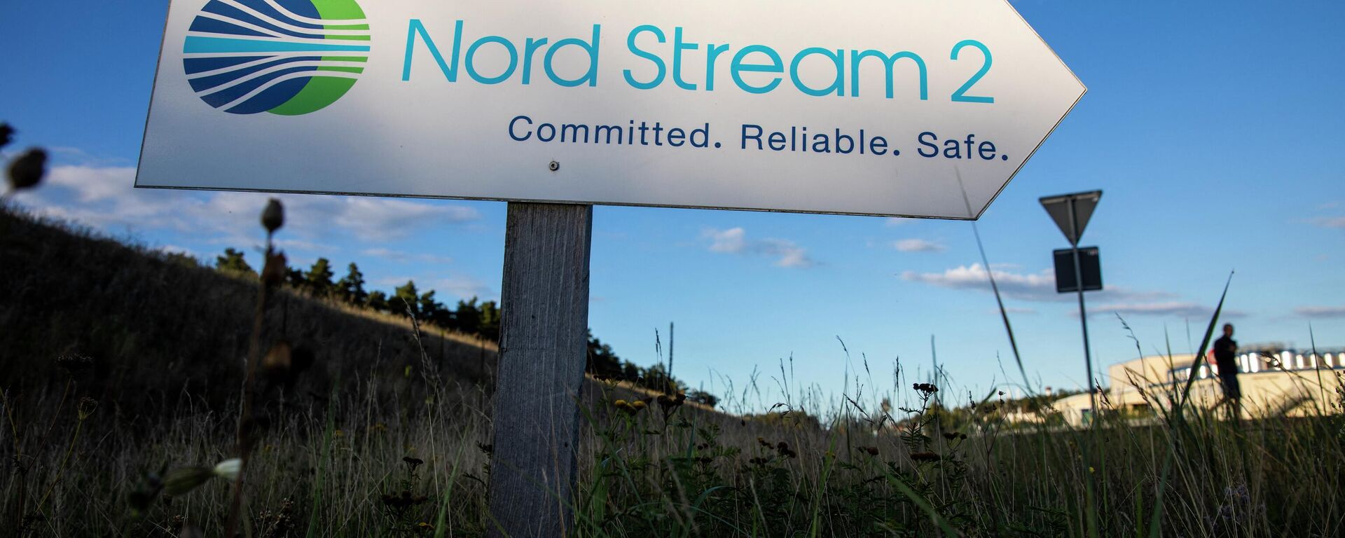 Uma placa de trânsito direciona o tráfego para a entrada da instalação de desembarque da linha de gás Nord Stream 2 em Lubmin, nordeste da Alemanha, em 7 de setembro de 2020 - Sputnik Brasil, 1920, 24.06.2022