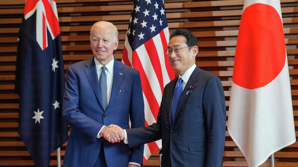 O presidente dos Estados Unidos, Joe Biden (à esquerda), e o primeiro-ministro do Japão, Fumio Kishida, se cumprimentam durante encontro em Tóquio, 24 de maio de 2022 - Sputnik Brasil