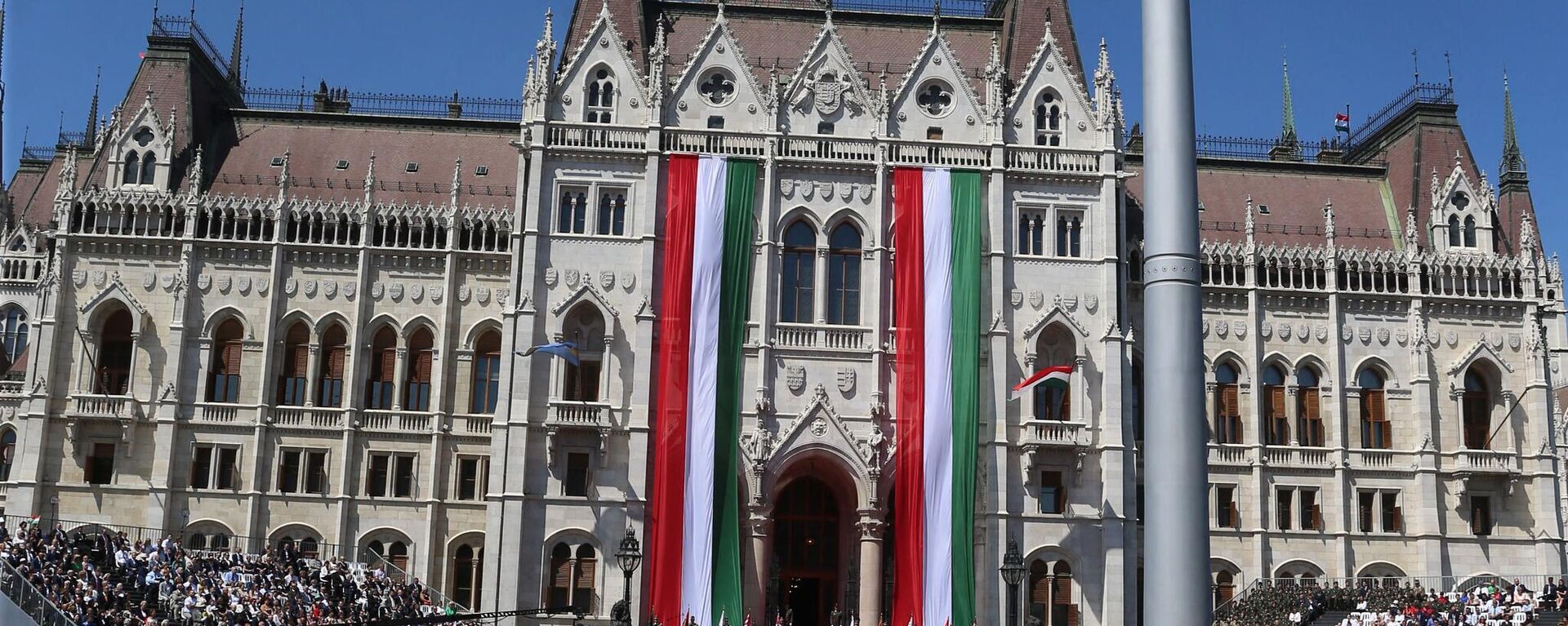 Bandeira húngara tremula em frente ao Parlamento do país em meio à inauguração da presidente Katalin Novak, Budapeste, Hungria, 14 de maio de 2022 - Sputnik Brasil, 1920, 25.06.2022