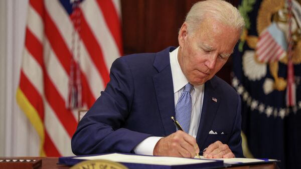 O presidente dos EUA, Joe Biden, sanciona a Lei de Comunidades Mais Seguras Bipartidárias na Sala Roosevelt da Casa Branca em 25 de junho de 2022 - Sputnik Brasil