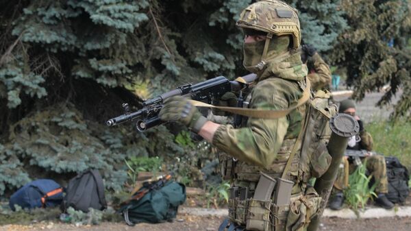 Um soldado do regimento especial é visto durante a operação militar da Rússia na aldeia de Zolote-2, distrito de Severodonetsk, República Popular de Lugansk, 24 de junho de 2022 - Sputnik Brasil