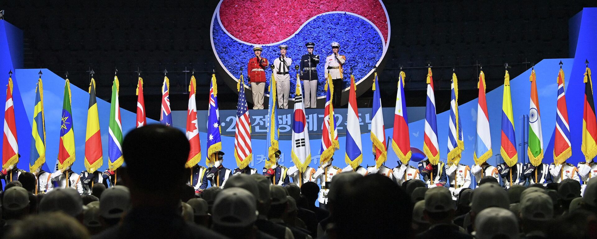 Guardas de honra sul-coreanos seguram bandeiras das nações aliadas da ONU durante uma cerimônia que marca o 72º aniversário do início da Guerra da Coreia de 1950-1953 em Seul em 25 de junho de 2022 - Sputnik Brasil, 1920, 25.06.2022