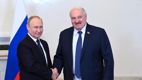 O presidente russo Vladimir Putin e o presidente belarusso Aleksandr Lukashenko posam para uma foto durante uma reunião em São Petersburgo, Rússia, 25 de junho de 2022 - Sputnik Brasil