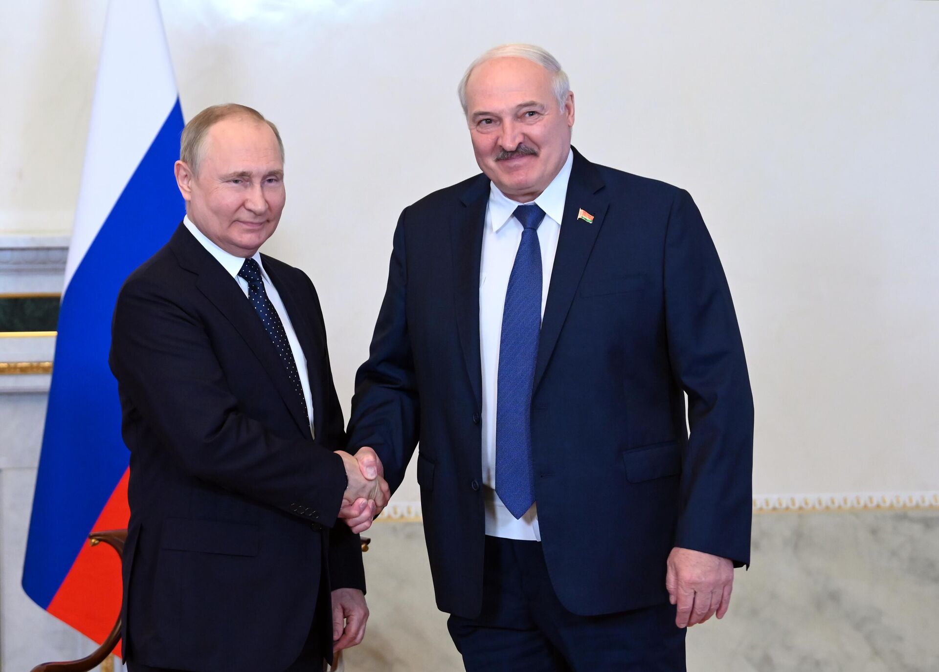 O presidente russo Vladimir Putin e o presidente belarusso Aleksandr Lukashenko posam para uma foto durante uma reunião em São Petersburgo, Rússia, 25 de junho de 2022 - Sputnik Brasil, 1920, 12.07.2022