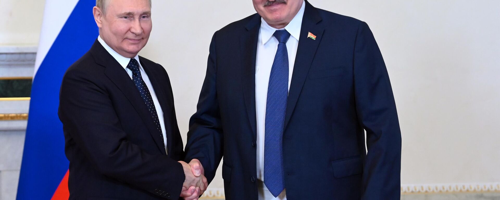 O presidente russo Vladimir Putin e o presidente belarusso Aleksandr Lukashenko posam para uma foto durante uma reunião em São Petersburgo, Rússia, 25 de junho de 2022 - Sputnik Brasil, 1920, 27.02.2023