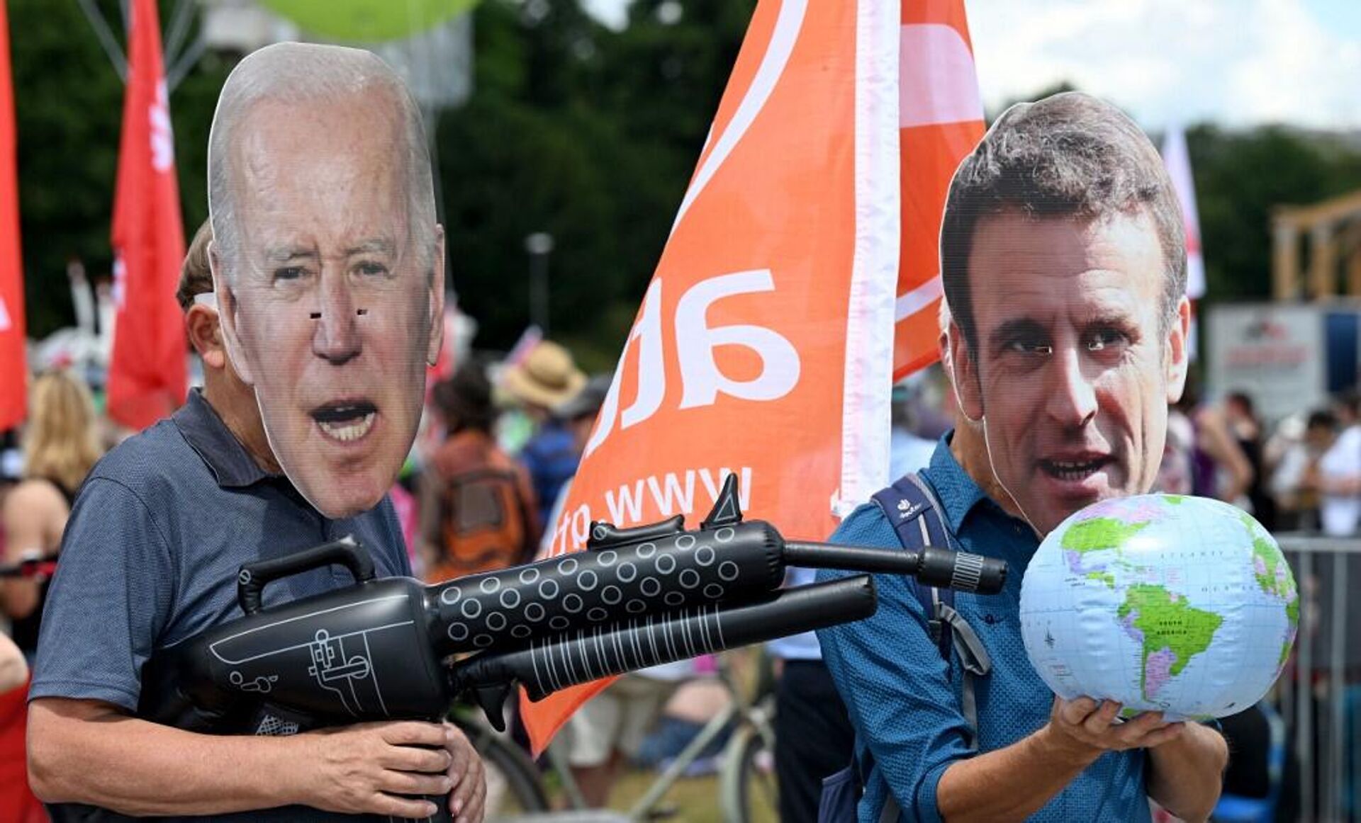 Manifestantes contra a cúpula do G7 em Munique, na Alemanha, usam máscaras do presidente dos EUA, Joe Biden, e do presidente francês, Emmanuel Macron, em 25 de junho de 2022 - Sputnik Brasil, 1920, 28.03.2023