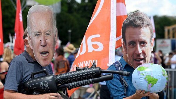 Manifestantes contra a cúpula do G7 em Munique, na Alemanha, usam máscaras do presidente dos EUA, Joe Biden, e do presidente francês, Emmanuel Macron, em 25 de junho de 2022 - Sputnik Brasil