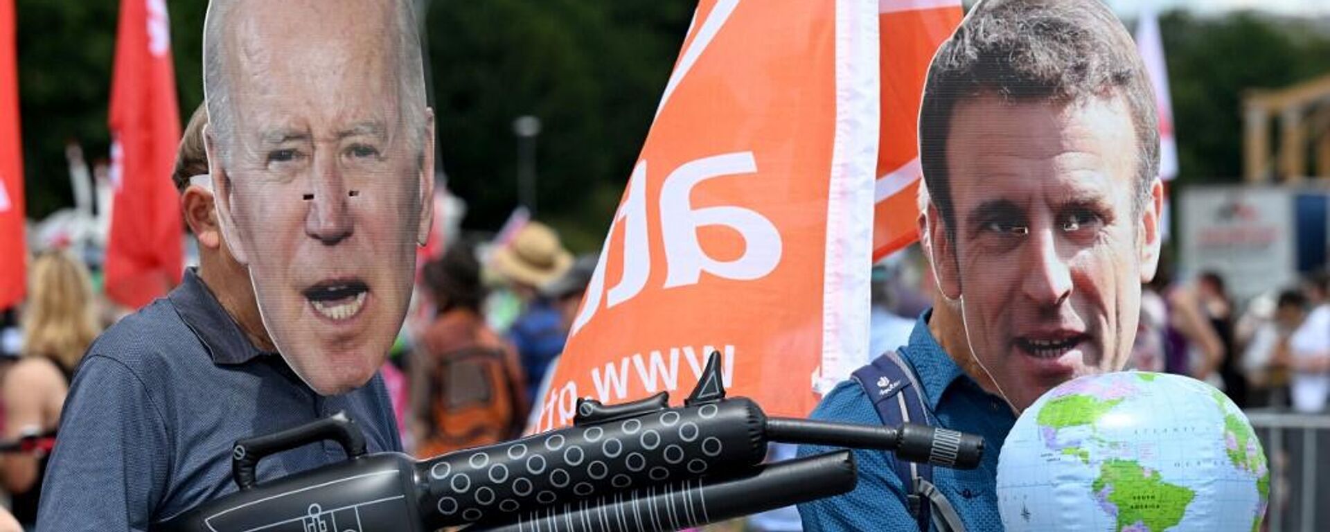 Manifestantes contra a cúpula do G7 em Munique, na Alemanha, usam máscaras do presidente dos EUA, Joe Biden, e do presidente francês, Emmanuel Macron, em 25 de junho de 2022 - Sputnik Brasil, 1920, 25.06.2022