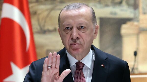 O presidente da Turquia, Recep Tayyip Erdogan, gesticula durante negociações entre Rússia e Ucrânia, em Istambul, 29 de março de 2022 - Sputnik Brasil