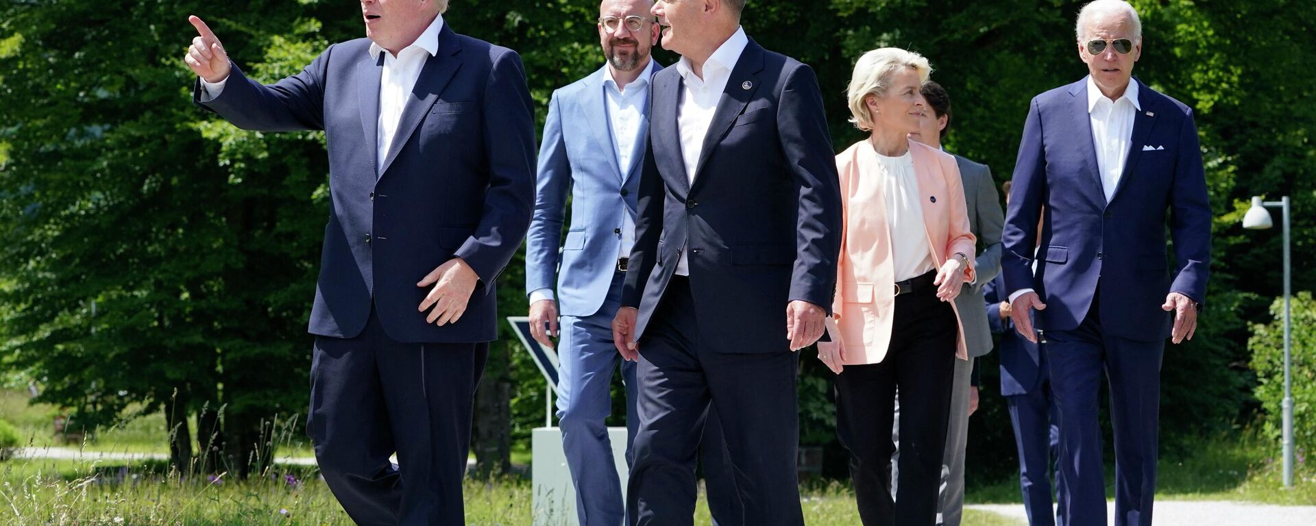 Da esquerda para a direita: o primeiro-ministro britânico Boris Johnson, o presidente do Conselho Europeu, Charles Michel, o chanceler alemão Olaf Scholz, a presidente da Comissão Europeia, Ursula von der Leyen, ao lado do presidente dos EUA, Joe Biden, se dirigem para o local da foto oficial dos líderes na Cúpula do G7, em Elmau, sul da Alemanha, 26 de junho de 2022 - Sputnik Brasil, 1920, 26.06.2022