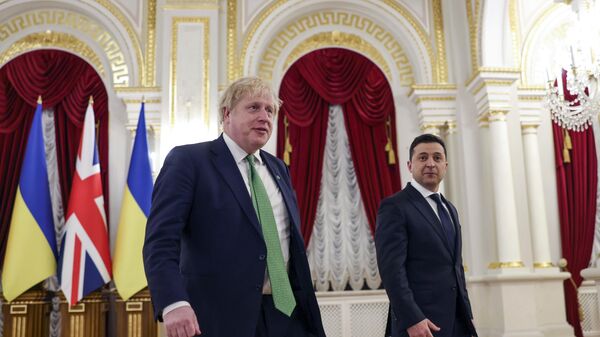 O premiê britânico, Boris Johson (à esquerda), e o presidente ucraniano, Vladimir Zelensky (à direita ), durante um encontro em Kiev, 1º de fevereiro de 2022 - Sputnik Brasil