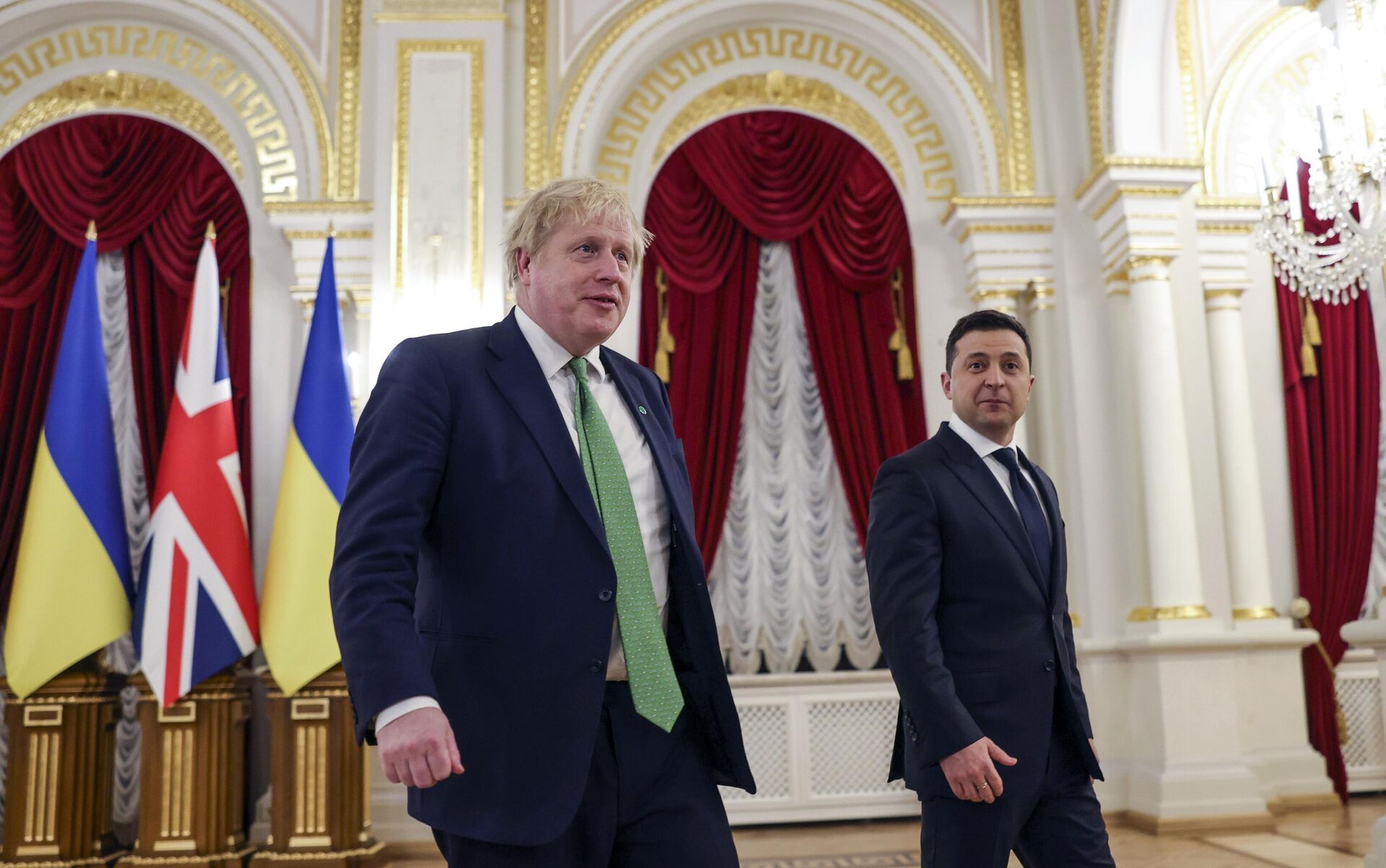 O premiê britânico, Boris Johson (à esquerda), e o presidente ucraniano, Vladimir Zelensky (à direita ), durante um encontro em Kiev, 1º de fevereiro de 2022 - Sputnik Brasil, 1920, 25.04.2024