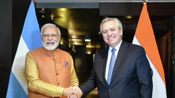 O primeiro-ministro da Índia, Narendra Modi (à esquerda), cumprimenta o presidente argentino, Alberto Fernández (à direita), durante encontro bilateral em Munique, na Alemanha, 26 de junho de 2022 - Sputnik Brasil