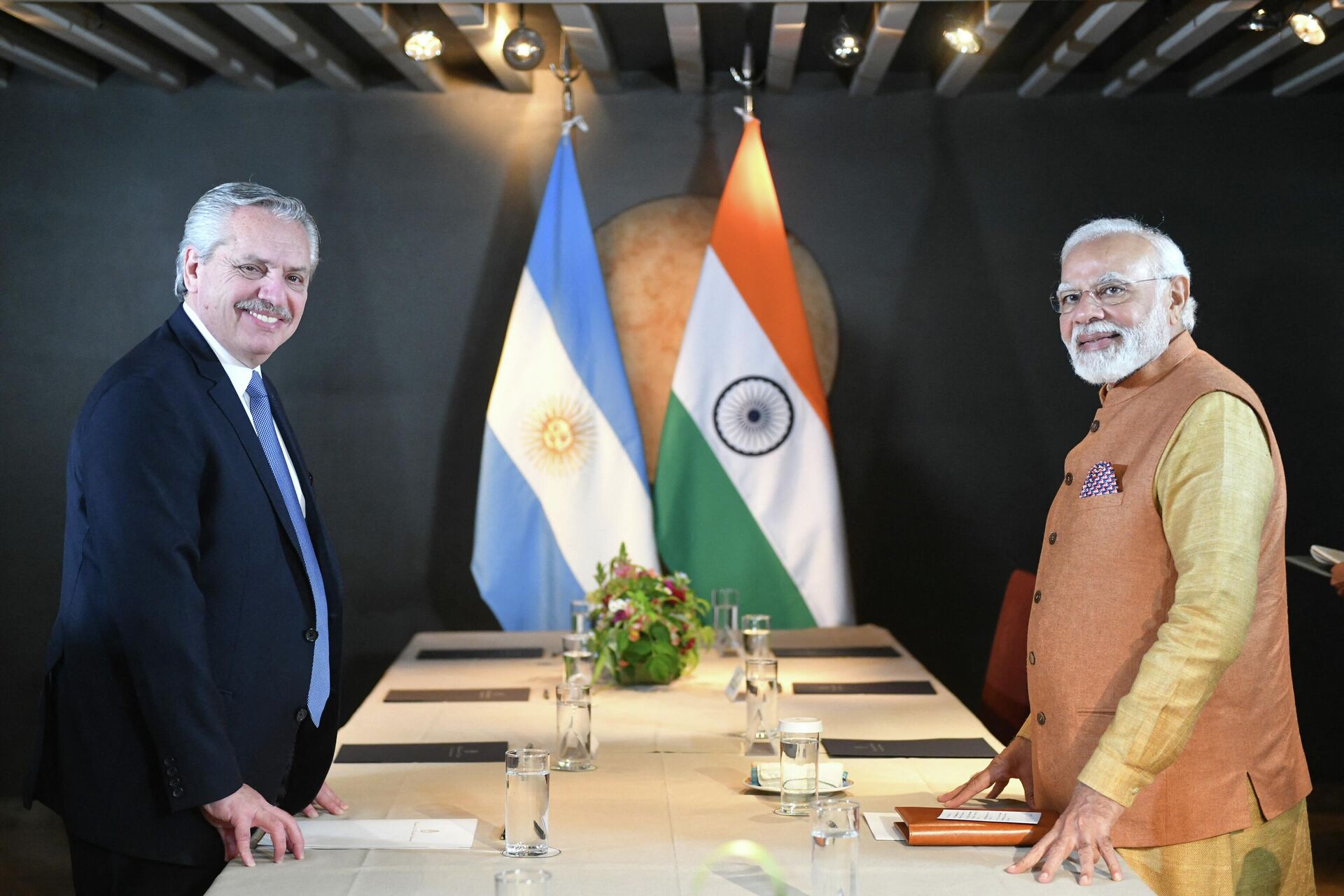 O presidente argentino, Alberto Fernández (à esquerda), e o primeiro-ministro da Índia, Narendra Modi (à direita), durante encontro bilateral em Munique, na Alemanha, 26 de junho de 2022 - Sputnik Brasil, 1920, 26.06.2022