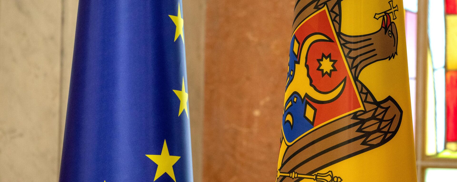 Bandeiras nacionais da Moldávia e da União Europeia em uma coletiva em Chisinau da presidente moldava Maia Sandu sobre a concessão à Moldávia do status de país candidato ao ingresso na União Europeia  - Sputnik Brasil, 1920, 09.07.2022