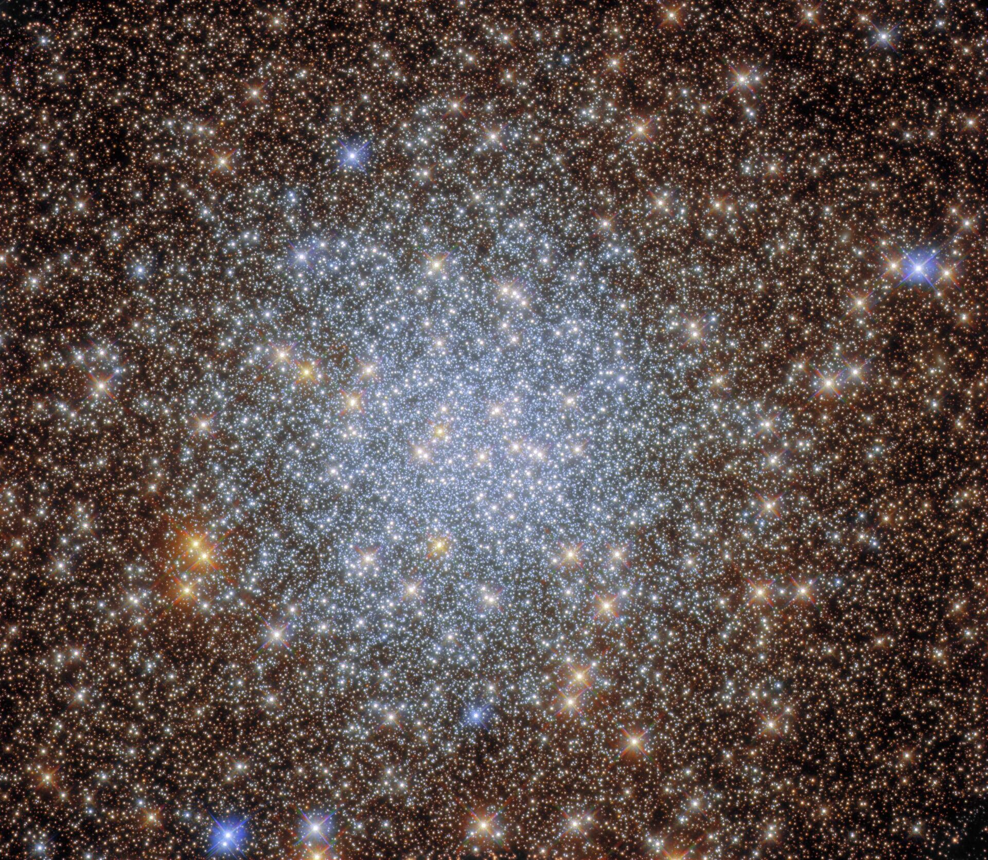 O telescópio Hubble registrou um brilhante aglomerado globular, o NGC 6569, na constelação de Sagitário - Sputnik Brasil, 1920, 27.06.2022