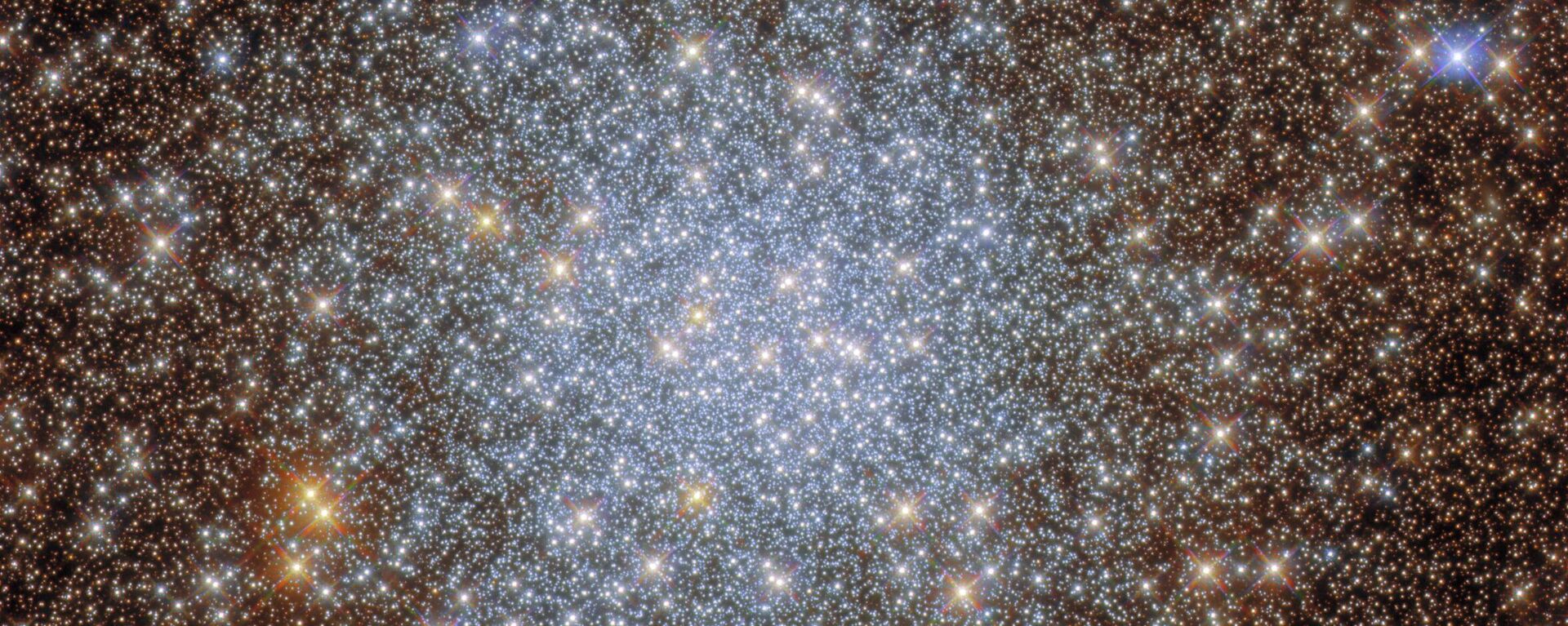O telescópio Hubble registrou um brilhante aglomerado globular, o NGC 6569, na constelação de Sagitário - Sputnik Brasil, 1920, 16.08.2022