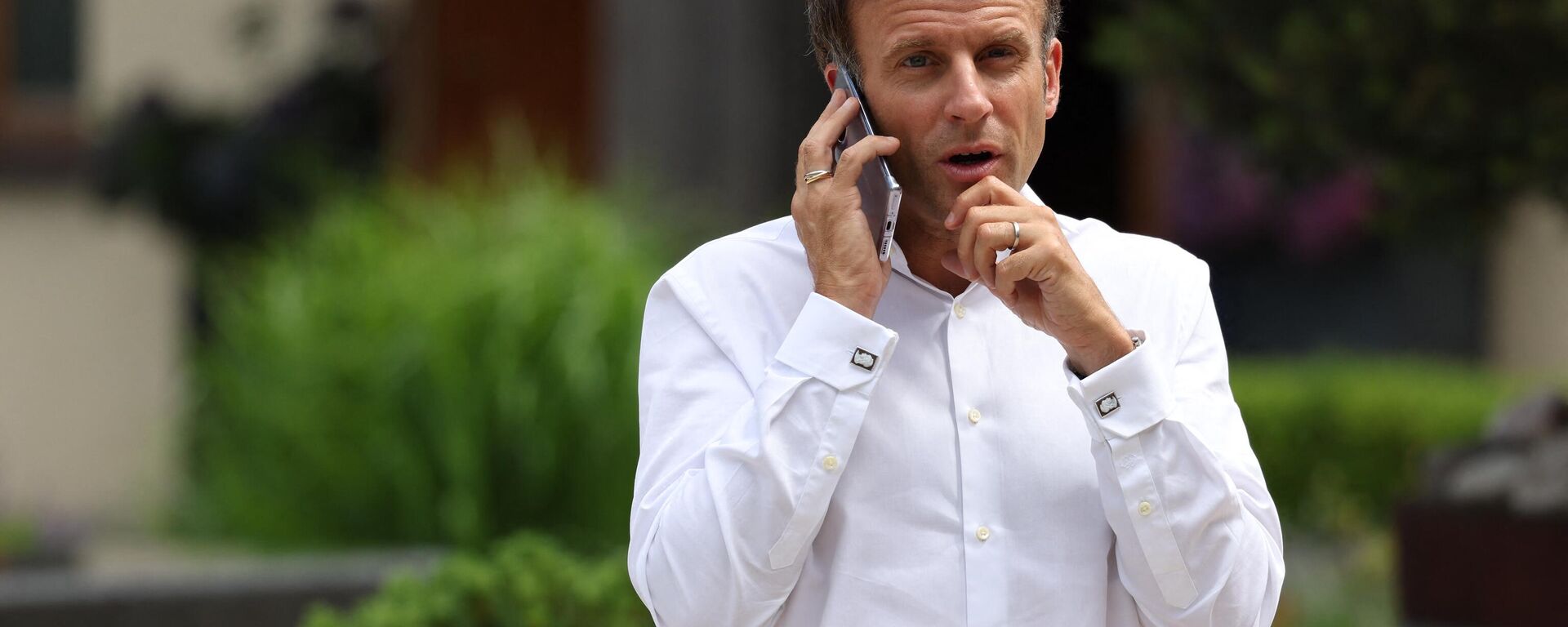 O presidente da França, Emmanuel Macron, fala ao telefone antes de uma sessão de trabalho no Castelo de Elmau, sul Alemanha, durante a Cúpula do G7, 27 de junho de 2022  - Sputnik Brasil, 1920, 27.06.2022