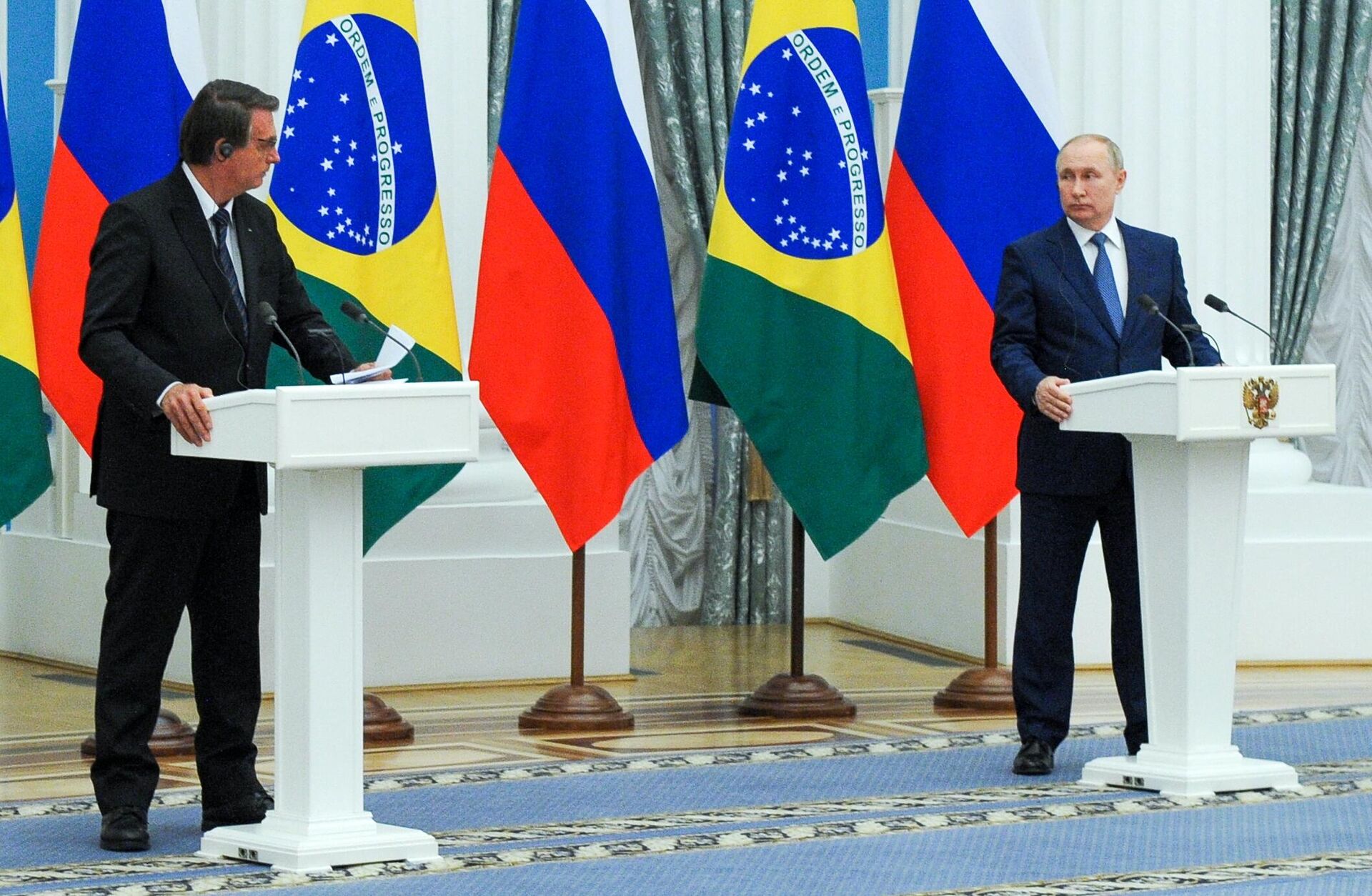Jair Bolsonaro (à esquerda) e Vladimir Putin, presidentes do Brasil e da Rússia, respectivamente, falam em entrevista coletiva no Kremlin, em Moscou, na Rússia, em 16 de fevereiro de 2022 - Sputnik Brasil, 1920, 27.06.2022