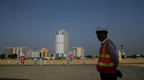 Trabalhador da construção civil chinês em terra foi recuperada do oceano Índico para o projeto da cidade portuária de Colombo,, Sri Lanka, 2 de janeiro de 2018 - Sputnik Brasil