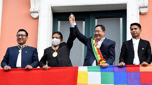 Da esquerda para a direita: o presidente da Câmara dos Deputados, Freddy Mamani, o vice-presidente da Bolívia David Choquehuanca, o presidente da Bolívia Luis Arce e o presidente do Senado, Andronico Rodriguez na varanda do palácio presidencial Quemado, durante a cerimônia de inauguração em La Paz, em 8 de novembro de 2020 - Sputnik Brasil