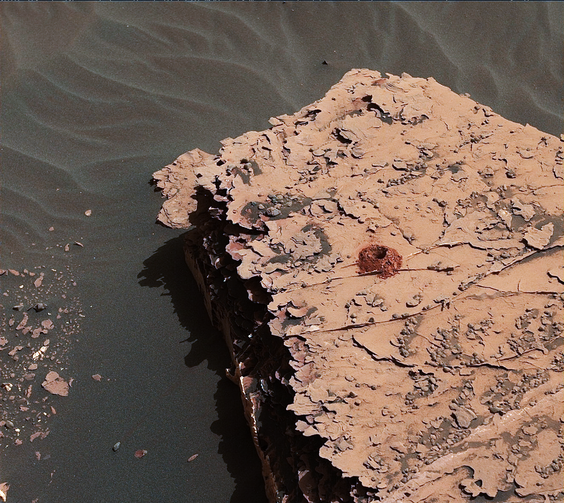 Um buraco de 2 polegadas de profundidade perfurado pelo rover Curiosity da NASA - Sputnik Brasil, 1920, 28.06.2022