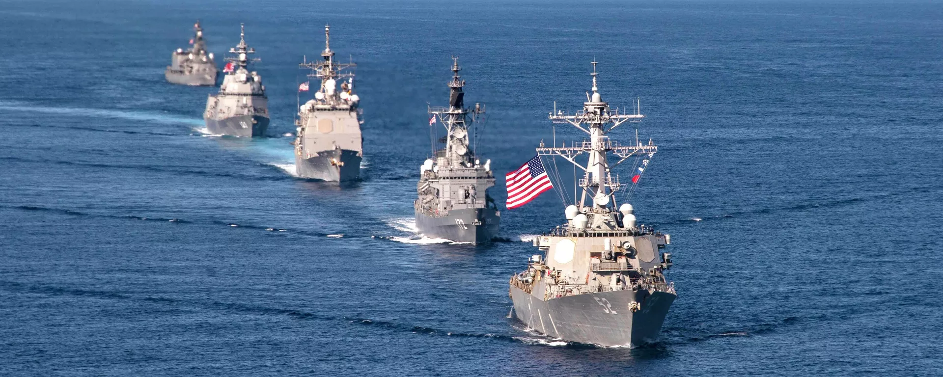 Grupo liderado por porta-aviões Ronald Reagan dos EUA, com participação do Japão e do Canadá, durante os exercícios navais Keen Sword 21, mar das Filipinas, 26 de outubro de 2020 - Sputnik Brasil, 1920, 17.10.2023